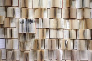 Bücher als Symbol für Literatur und das Werk von Virginia Woolf.