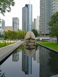 Kontinuität. Skulptur von Max Bill.