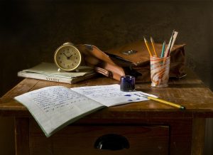 Notizbuch mit Stift auf einem Schreibtisch
