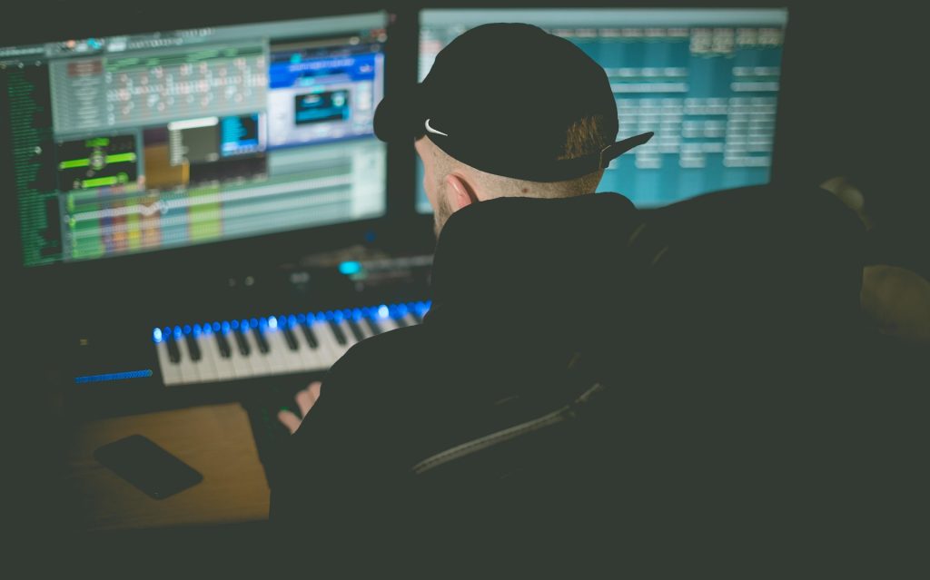 Ein professionelles Studiomikrofon für die Aufnahme des Podcasts über künstliche Intelligenz und Musik.