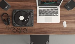 Laptop auf einem Schreibtisch
