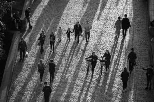 Menschen im Austausch als Symbol für Empathie, Bewusstsein und zwischenmenschliche Interaktion.